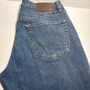 Men’s LUCKY BRAND Denim Blue Jeans size 33 waist 32 Leg, model is 221 Straight.